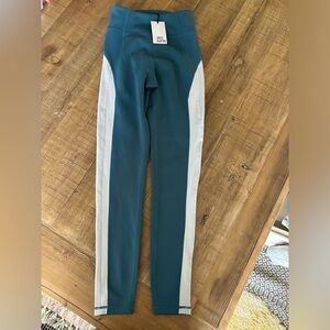 Iris & Ink Revolve Leggings. White/Teal Pantaloni High Waist Sz. S NWT